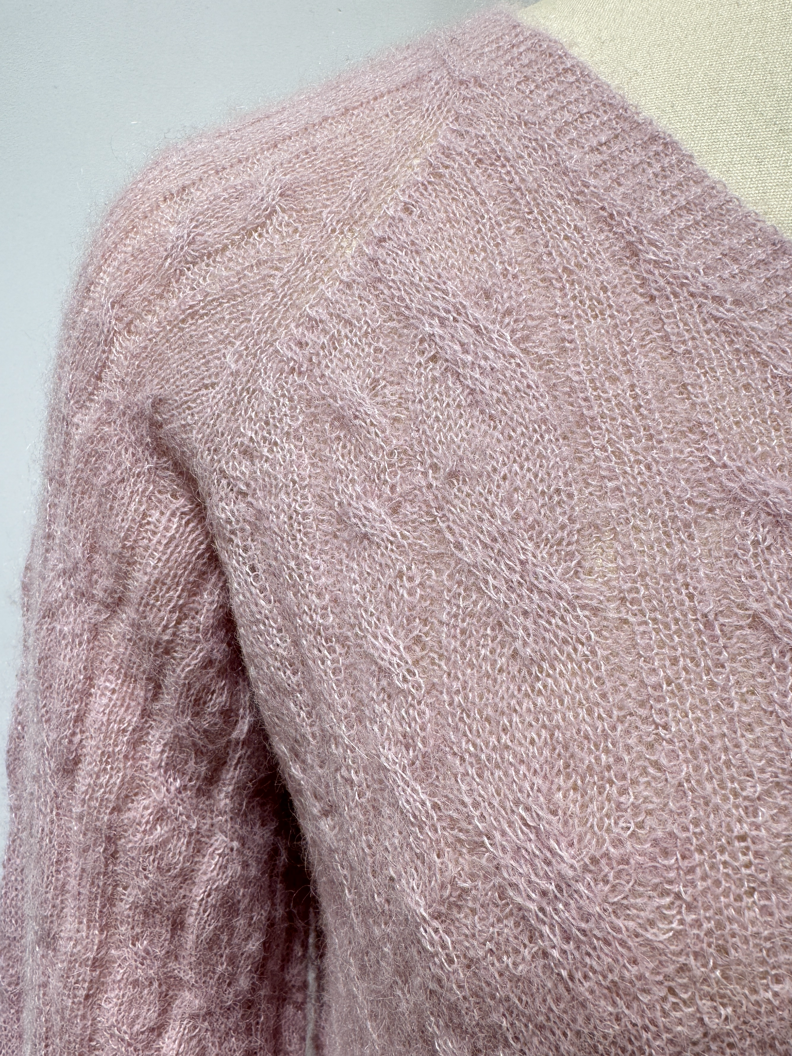 Nahtloser Pullover mit Zopfmuster