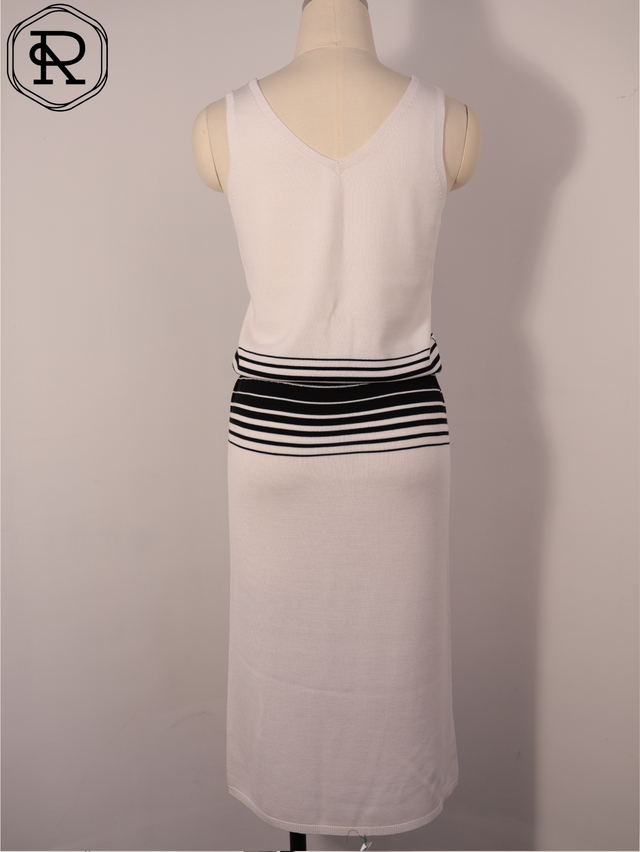 Robe longue ray&eacute;e &agrave; col en V et cordon de serrage &agrave; la taille